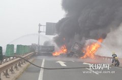 大雾致高速多车连环追尾 一载液化气罐车爆炸起