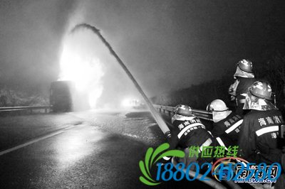 除夕凌晨东线高速一小车追尾油罐车 5人丧生火海