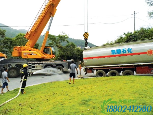 印江县一满载32吨油罐车 急弯处发生侧翻