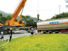 印江县一满载32吨油罐车 急弯处发生侧翻