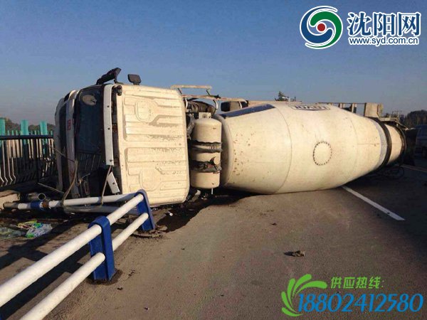 水泥罐车侧翻将马路“拦腰截断”