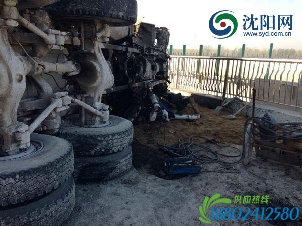水泥罐车侧翻将马路“拦腰截断”