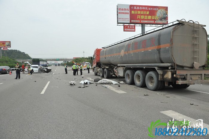 沈海高速福清段小车撞油罐车致一死三伤（图）