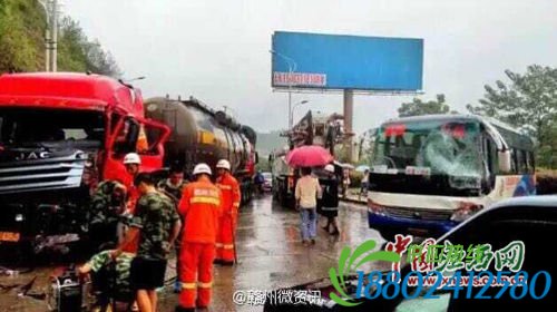 雨天路滑 赣县一客车撞上油罐车致7人受伤