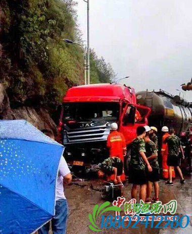 雨天路滑 赣县一客车撞上油罐车致7人受伤