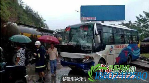 雨天路滑 赣县一客车撞上油罐车致7人受伤