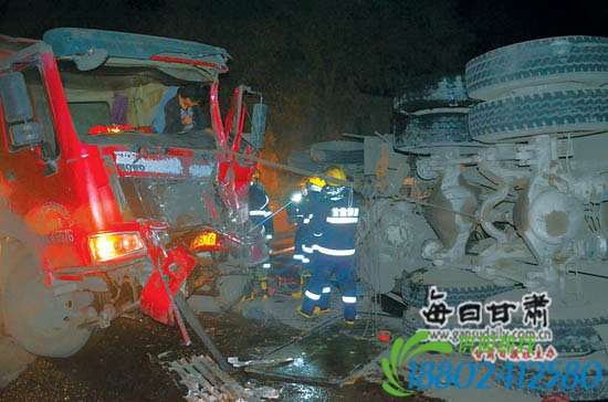永登：两车相撞沥青罐车泄漏 消防紧急施救