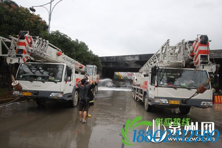 国道324线：油罐车侧翻着火（组图）