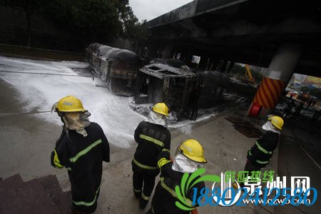 国道324线：油罐车侧翻着火（组图）