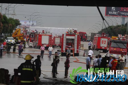 国道324线：油罐车侧翻着火（组图）