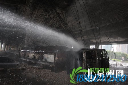国道324线：油罐车侧翻着火（组图）