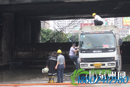 国道324线：油罐车侧翻着火（组图）