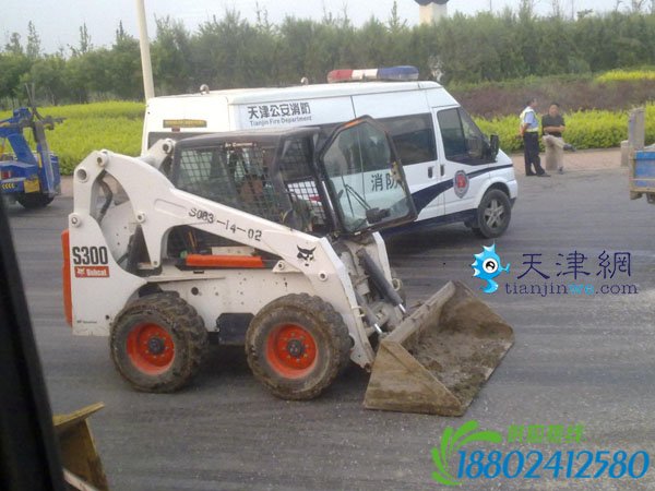 今日凌晨104国道一辆油罐车侧翻(组图)