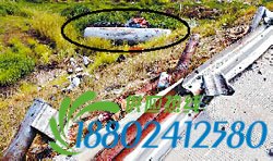 广东一油罐车高速路撞护栏落深沟 2死1重伤(图)