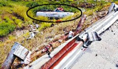 广东一油罐车高速路撞护栏落深沟 2死1重伤(图)
