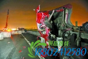 油罐车撞上了护栏。广州日报记者曹景荣 摄