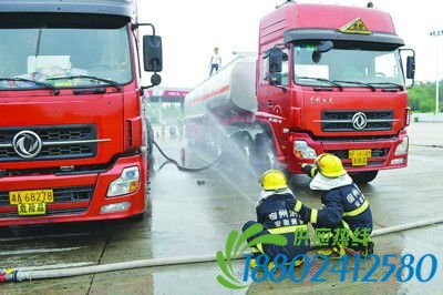 高速服务区油罐车泄漏