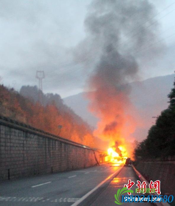 [图文]京昆高速一油罐车撞到路边 起火爆炸致3死