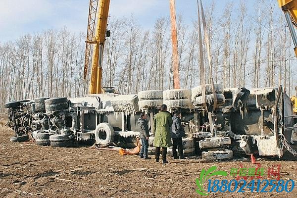 油罐车侧翻路旁深沟致严重泄漏 现场达致爆极限