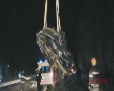 油罐车侧翻路旁深沟致严重泄漏 现场达致爆极限