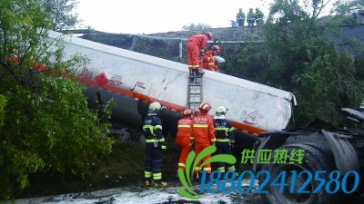 油罐车冲下路 堵了高速7小时
