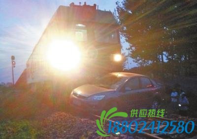 漯河：女子驾车铁轨熄火 被火车顶出30多米(图)