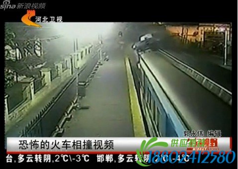 脱轨后的列车与迎面而来的火车正面相撞