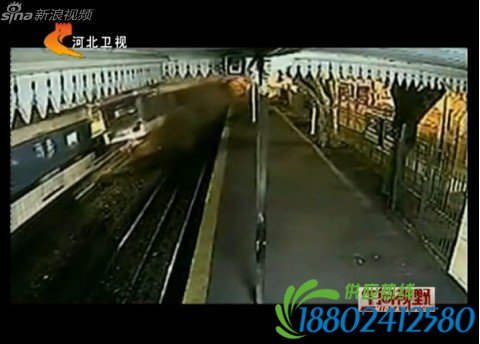 两面列车正面相撞