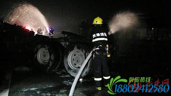 天津一货车与沥青油罐车相撞 车头被撞掉后起火