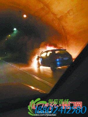 隧道内，起火轿车烧成火球。