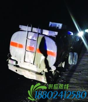 套牌油罐车右后车轮脱落斜停路中 车主弃油而逃