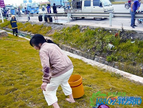 惠州一油罐车侧翻 35吨柴油漏了20余吨