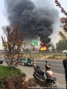 京开高速黄村路段发生事故 进京方向油罐车翻车