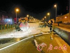 深圳107国道一油罐车侧翻 数吨汽油泄漏(图)