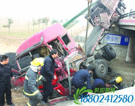 为躲侧翻的拉菜车，司机猛打方向盘撞上油罐车，车头冲下高速路