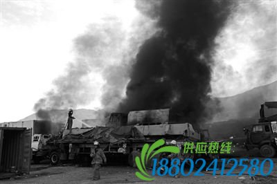 6月19日，阿富汗托克汗姆，北约油罐车再遭塔利班自杀式炸弹袭击，现场浓烟滚滚。供图/IC