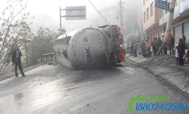 重型罐车侧翻致起火 吊车“施救”将其移至路边