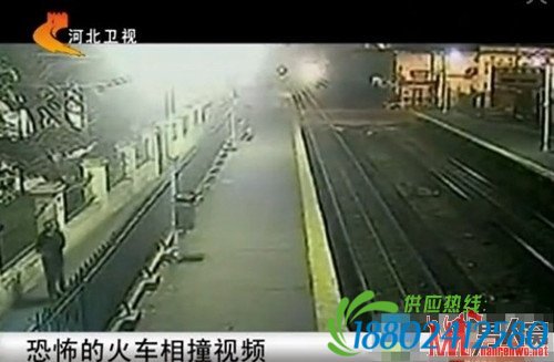 三火车迎面相撞视频截图