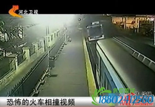 三火车迎面相撞视频截图