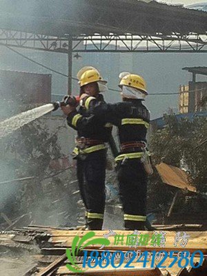 广州沿江交通事故致油罐车泄露引发爆炸 20人死