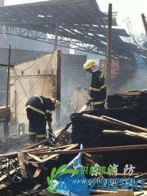 广州沿江交通事故致油罐车泄露引发爆炸 20人死