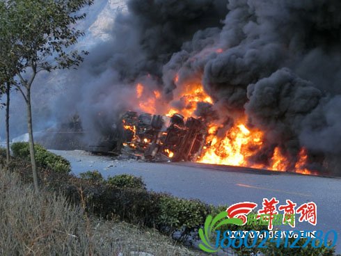 凤县红花铺镇一油罐车侧翻着火 车内两人不幸亡