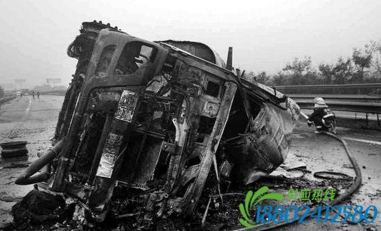 油罐车爆炸现场