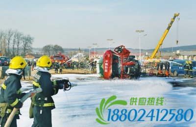 油罐车横倒在路中间，消防官兵喷洒泡沫液防止柴油着火。