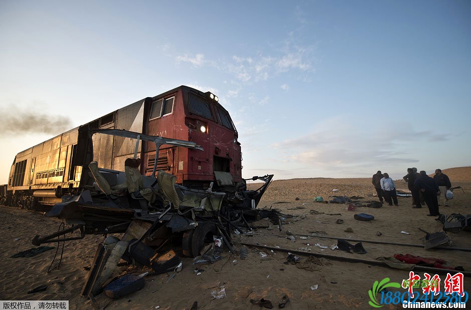 埃及火车与多辆汽车相撞致26人亡(高清组图)