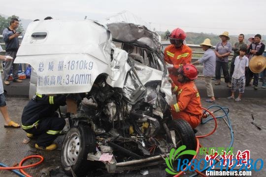 四川盐边县小货车与大货车相撞 致2死1伤(图)