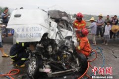 四川盐边县小货车与大货车相撞 致2死1伤(图)