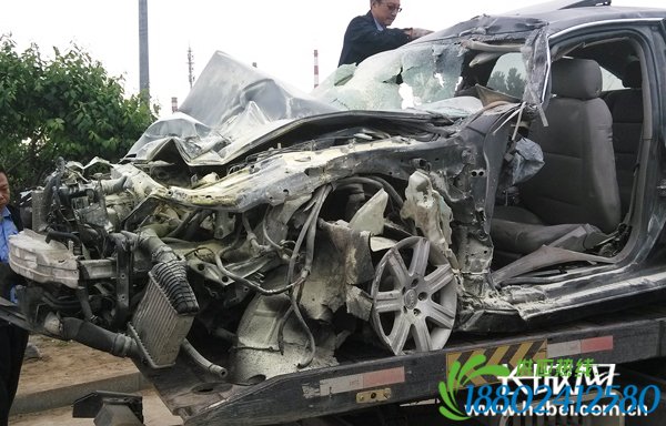 午夜时分 保定奥迪轿车与货运火车相撞致1死3伤