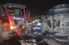 两车相撞1人被困 20吨沥青油泄漏 消防官兵全力排险救人