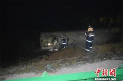 湖北1辆运送危化品槽罐车侧翻泄漏 车上2人死亡